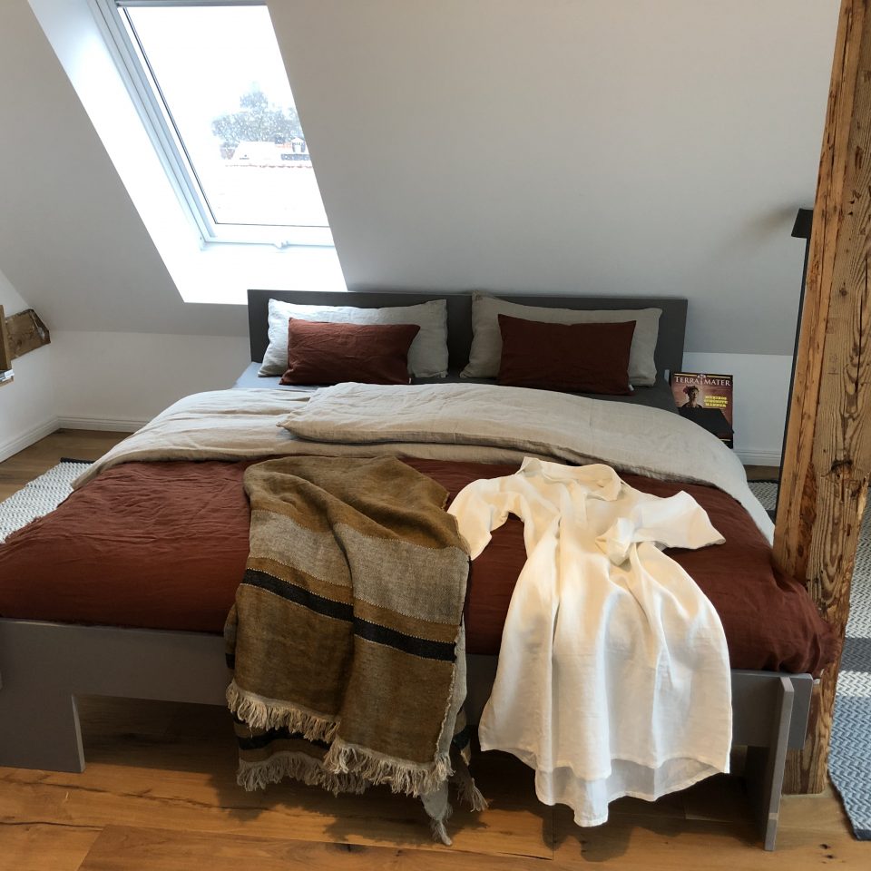 Komfortables Doppelbett für erholsame Nächte