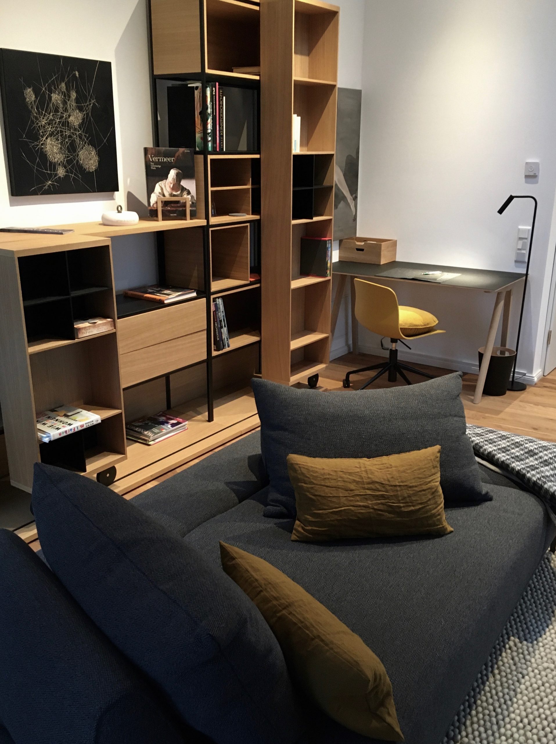 Moderner Arbeitsplatz mit Design-Regalsystem im Design Apartment Detmold