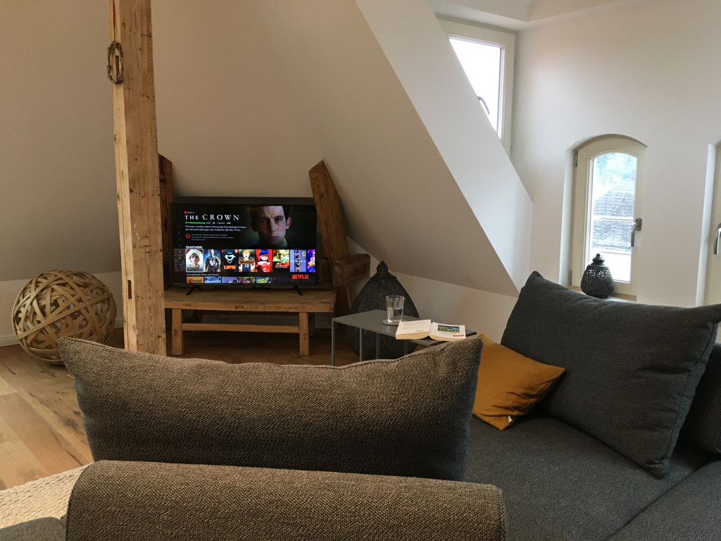 Wohnbereich mit TV Netflix